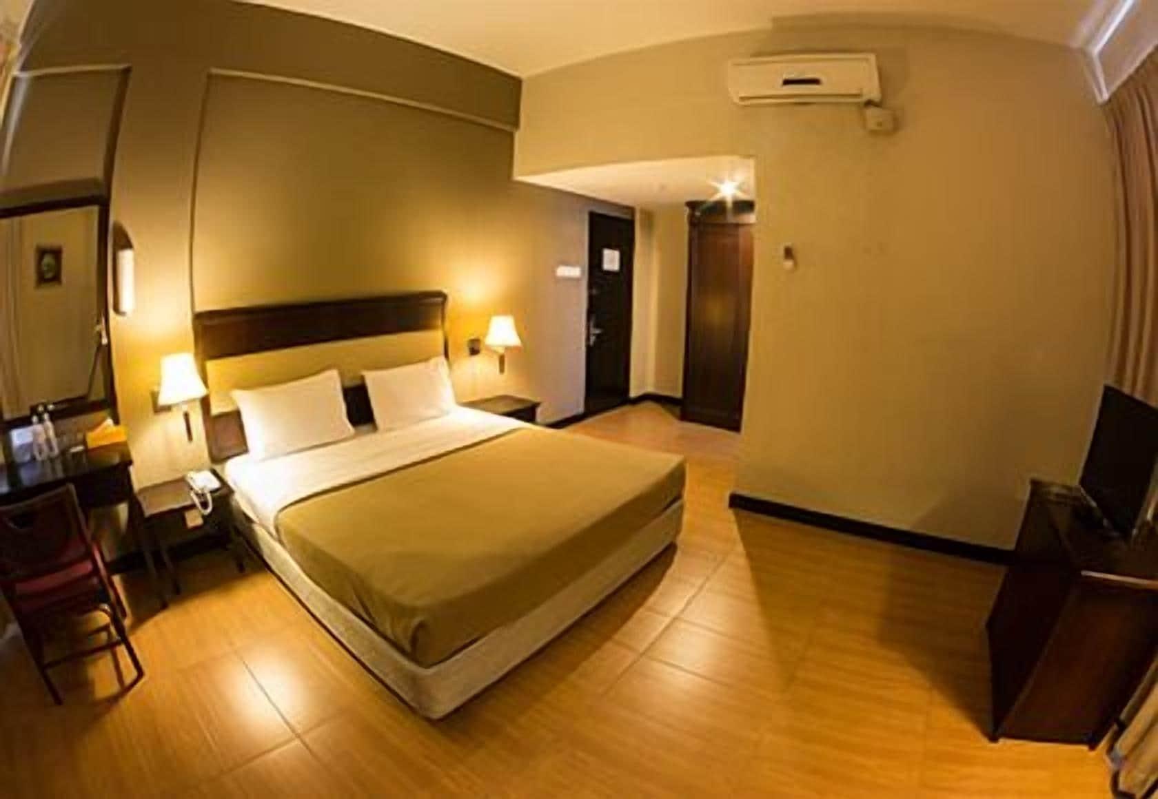 Lodge 18 Hotel Butterworth Exterior photo