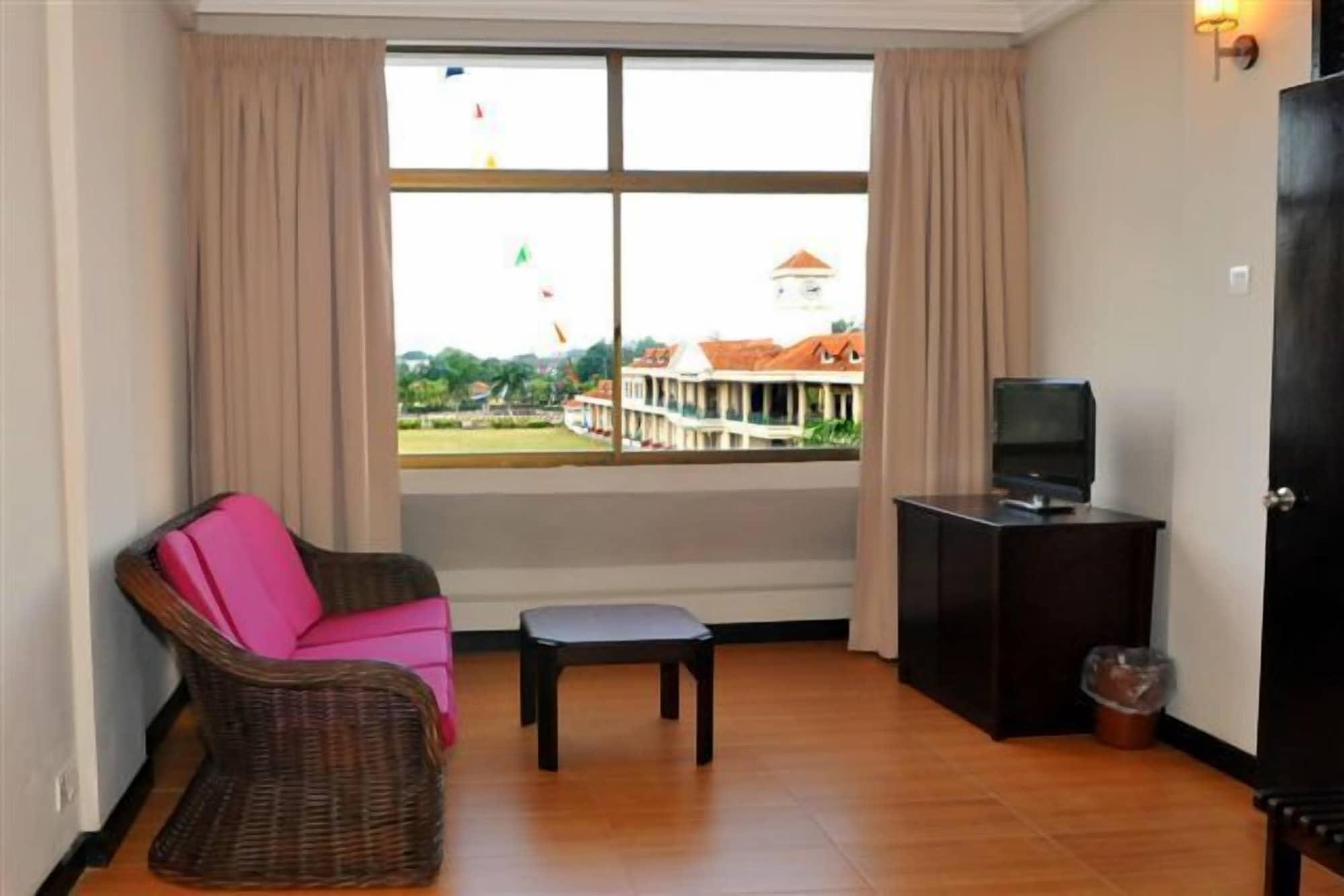 Lodge 18 Hotel Butterworth Exterior photo